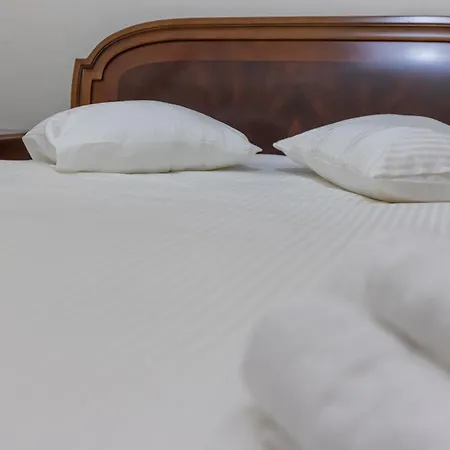 Era Of Elegance: 1928 Classic Dwelling Daire