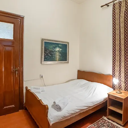 Era Of Elegance: 1928 Classic Dwelling Daire *