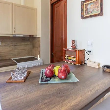 Era Of Elegance: 1928 Classic Dwelling Daire *