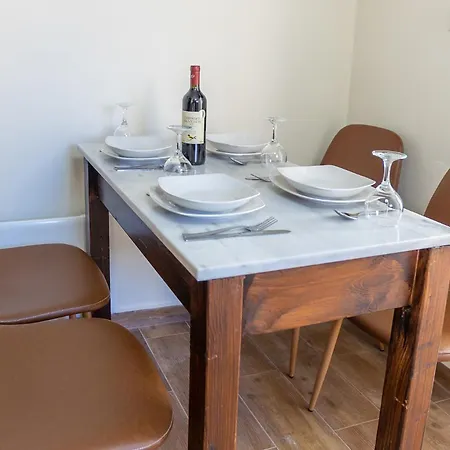 Era Of Elegance: 1928 Classic Dwelling Daire