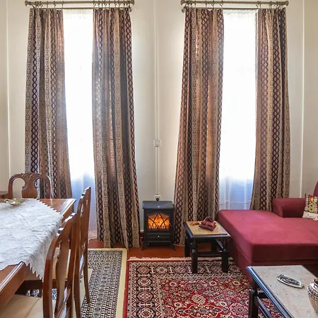 Era Of Elegance: 1928 Classic Dwelling アパート *