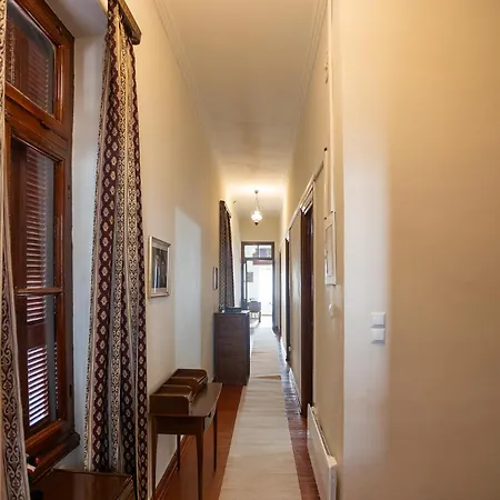 Apartment Era Of Elegance: 1928 Classic Dwelling