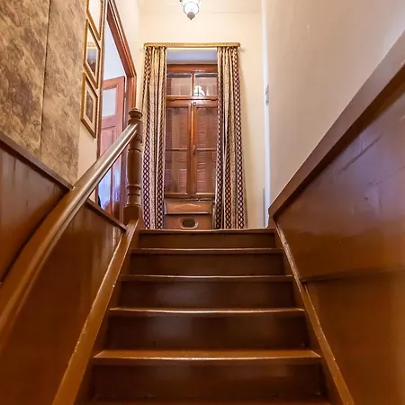 Era Of Elegance: 1928 Classic Dwelling Apartment