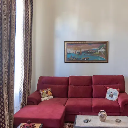 Era Of Elegance: 1928 Classic Dwelling Daire