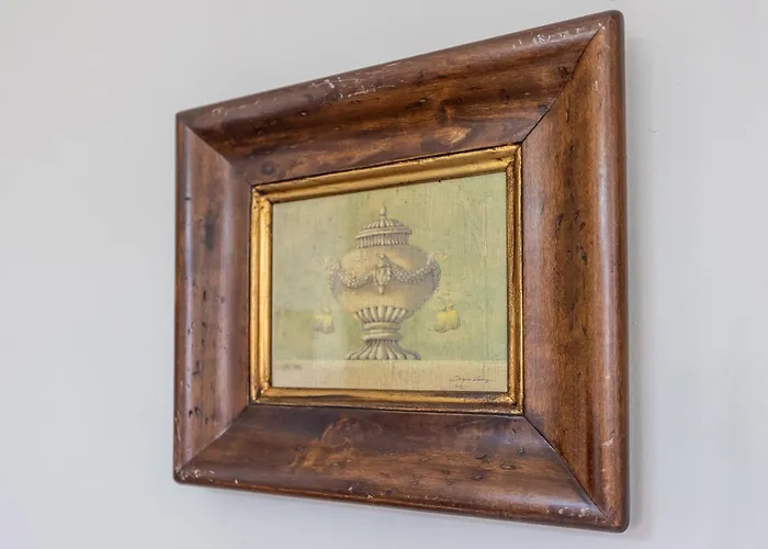 Era Of Elegance: 1928 Classic Dwelling アパート