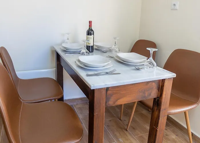 Era Of Elegance: 1928 Classic Dwelling アパート