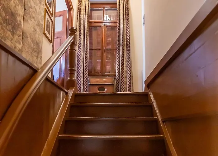 Era Of Elegance: 1928 Classic Dwelling アパート