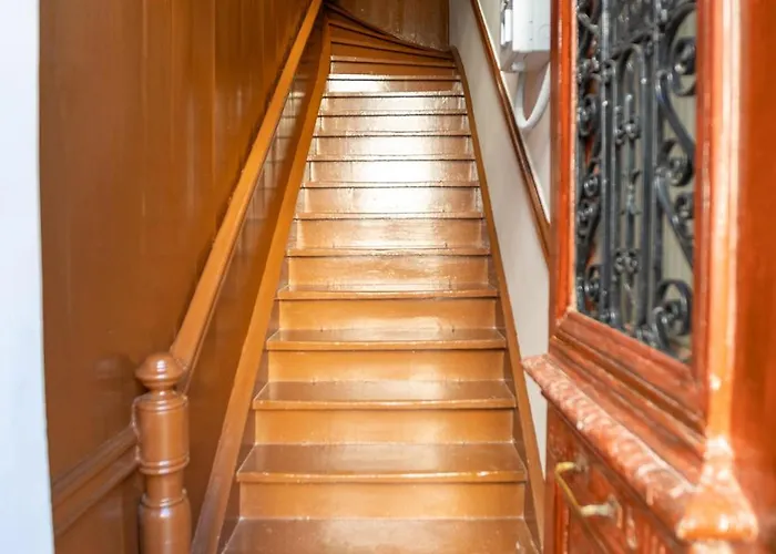 Era Of Elegance: 1928 Classic Dwelling *