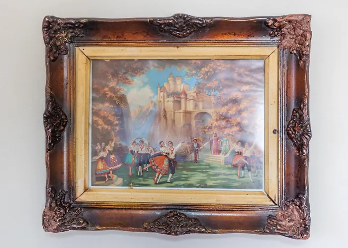 Era Of Elegance: 1928 Classic Dwelling アパート