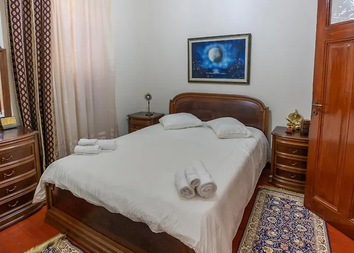 Era Of Elegance: 1928 Classic Dwelling Lägenhet Tripoli